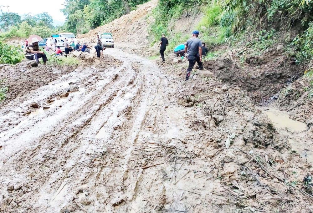 Volunteers repairing the deplorable road from Zero point to Tening junction on the way from Peren to Tening on July 11. (Photo Courtesy: TTYO)